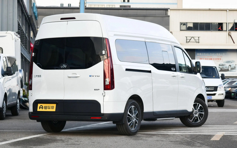 Saic Maxus EV 70 фото со стороны