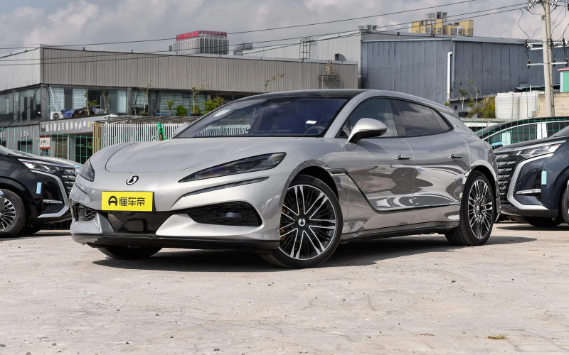 Denza Z9 GT фото спереду