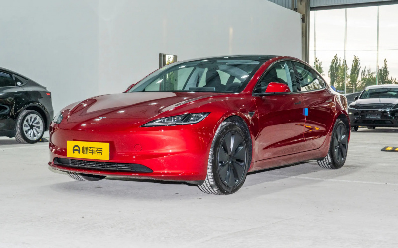 Tesla Model 3 фото спереди