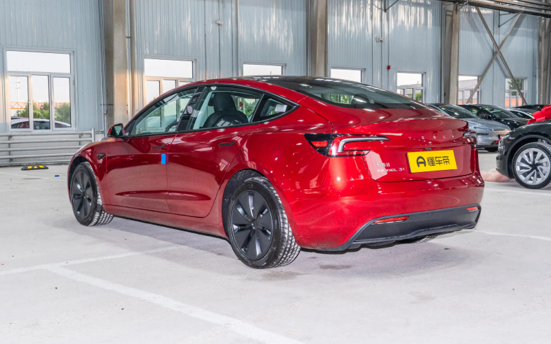 Tesla Model 3 фото со стороны