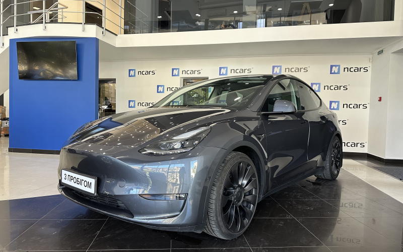 Tesla Model Y фото спереду