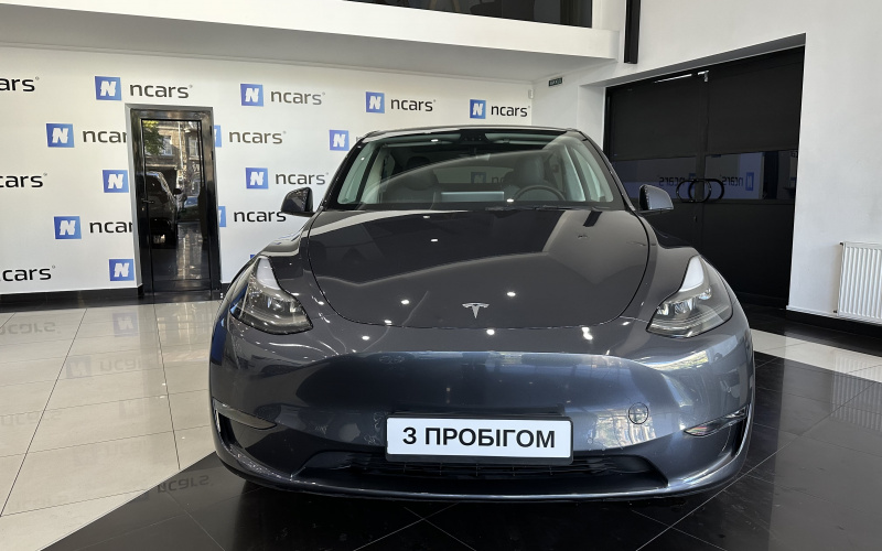 Tesla Model Y фото збоку