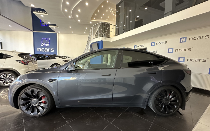 Tesla Model Y фото задній диван