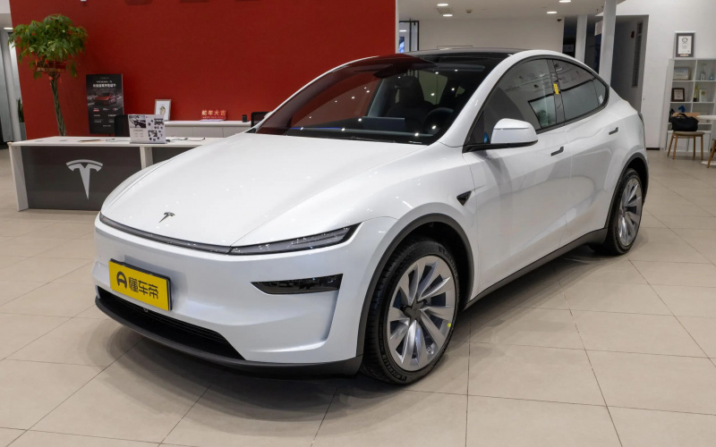 Tesla Model Y фото спереди