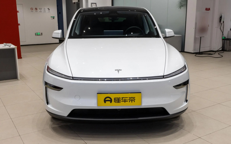 Tesla Model Y фото со стороны