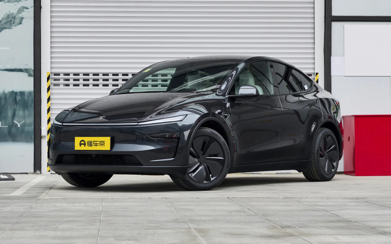 Tesla Model Y фото спереди