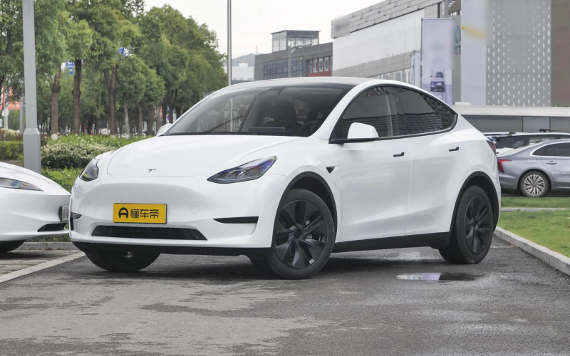 Tesla Model Y фото спереду