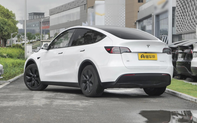 Tesla Model Y фото збоку