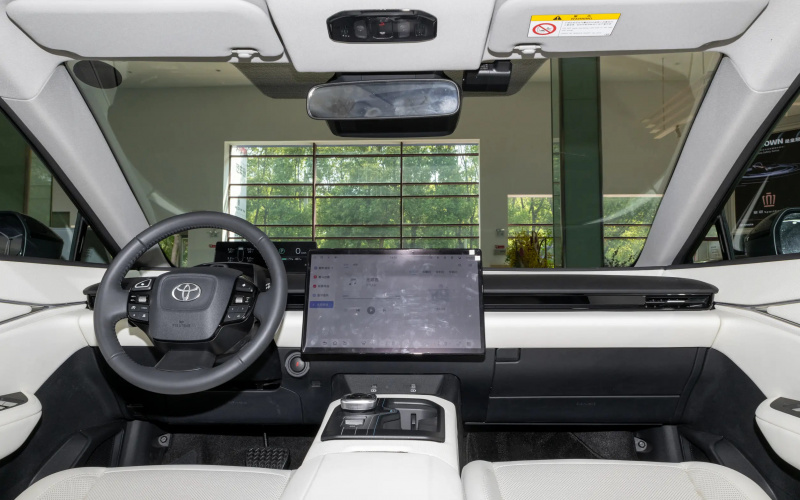 Toyota bZ5 фото салона