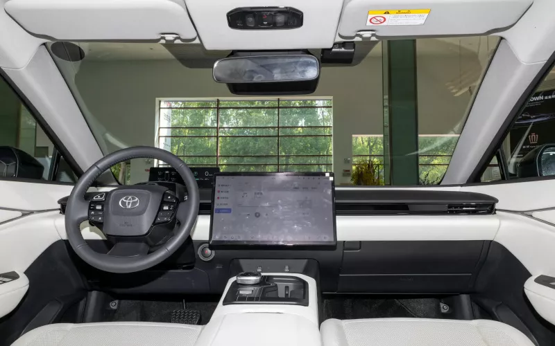 Toyota bZ5 фото салона