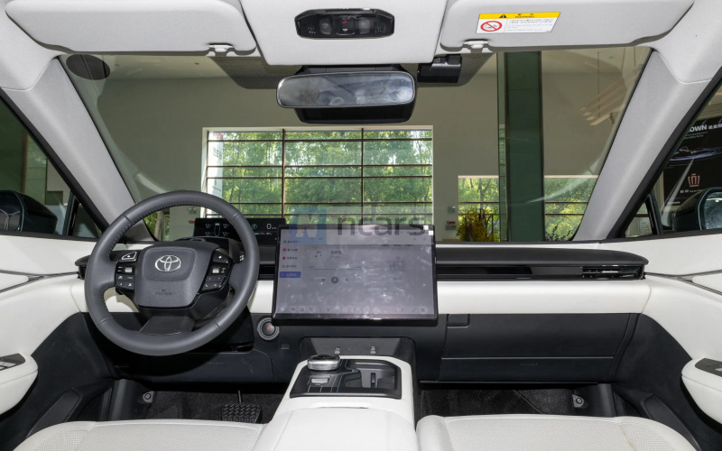 Toyota bZ5 фото салона