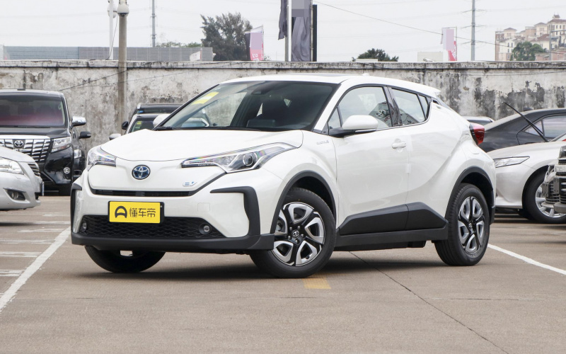 Toyota C-HR фото спереду