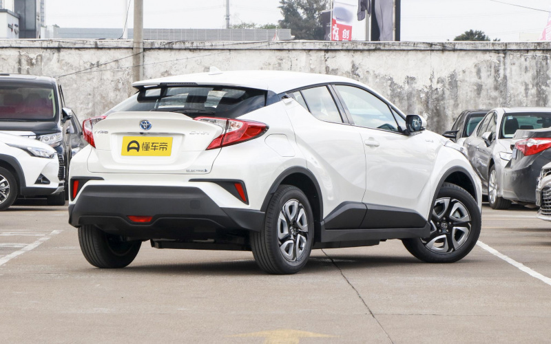 Toyota C-HR фото збоку