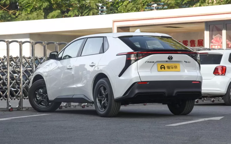 Toyota Platinum 4X фото збоку