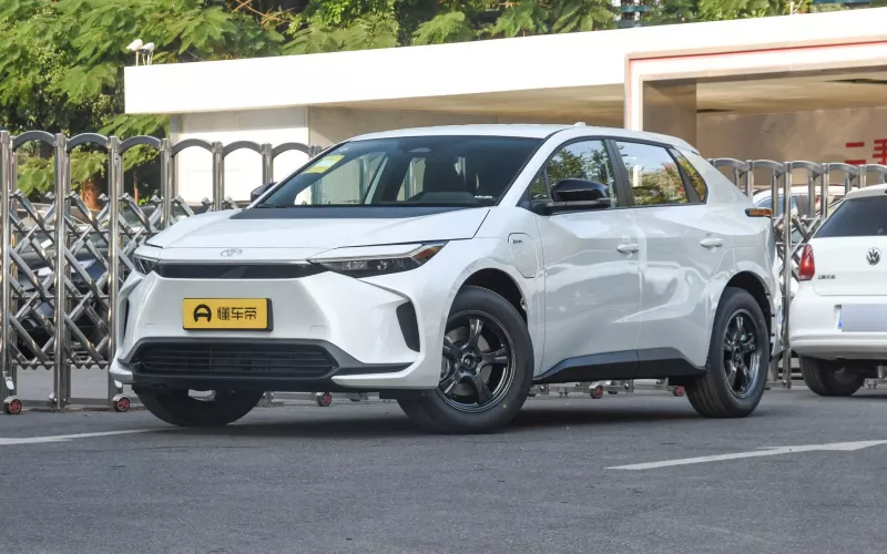 Toyota Platinum 4X фото спереду