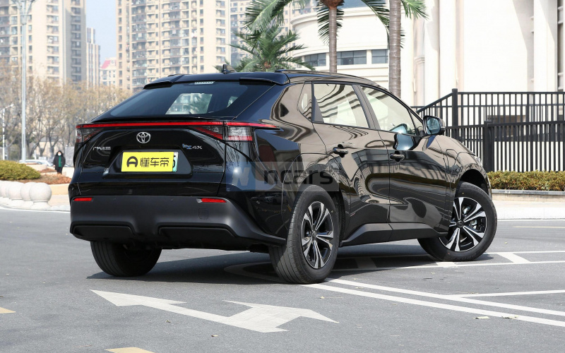 Toyota BZ4X фото со стороны