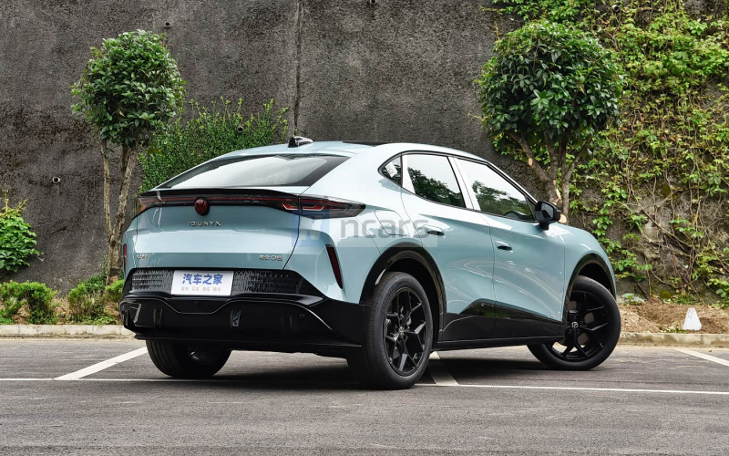 Volkswagen ID. UNYX 06 фото со стороны