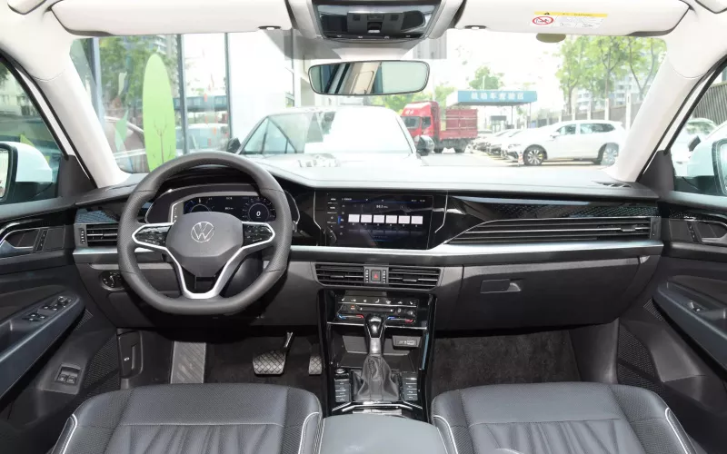 Volkswagen Passat PHEV фото салона