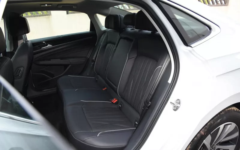 Volkswagen Passat PHEV фото задний диван