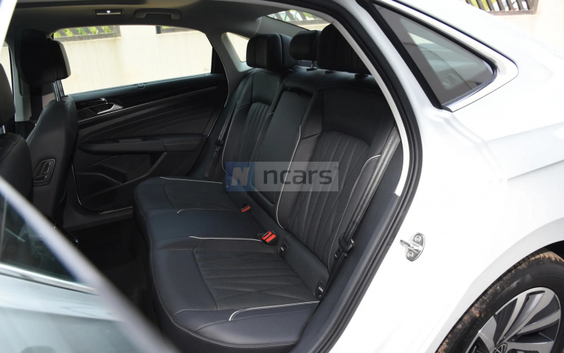 Volkswagen Passat PHEV фото задний диван