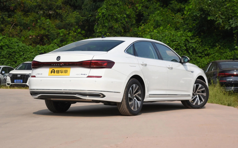 Volkswagen Passat PHEV фото збоку