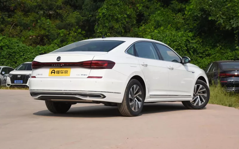 Volkswagen Passat PHEV фото со стороны