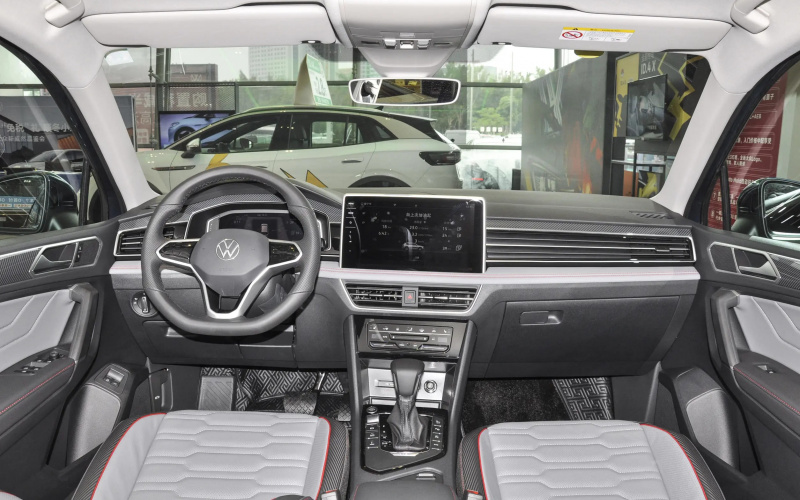 Volkswagen Tiguan L PHEV фото салону