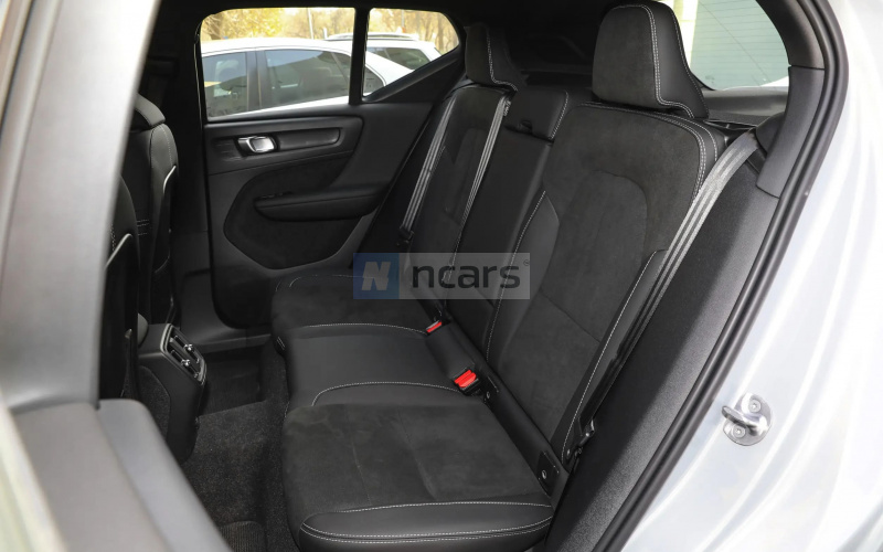 Volvo XC40 фото задній диван