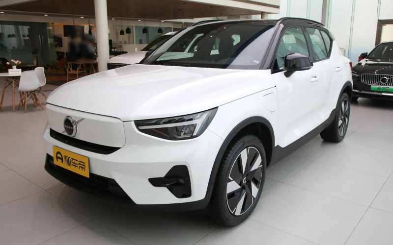 Volvo XC40 фото спереду