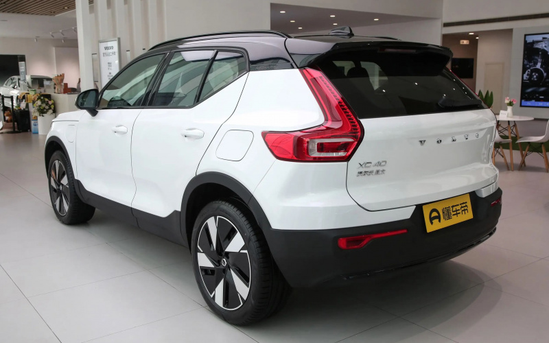 Volvo XC40 фото збоку