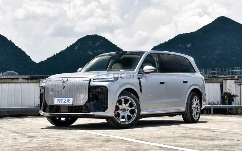 Voyah Taishan X8 EV фото спереду