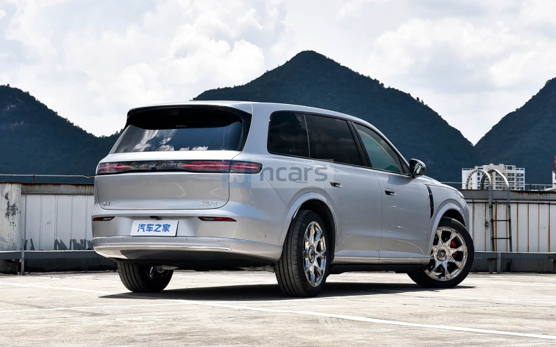 Voyah Taishan X8 EV фото збоку