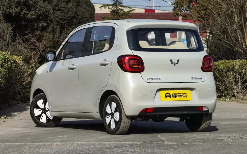 Wuling Mini EV фото збоку