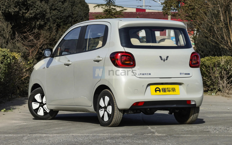 Wuling Mini EV фото збоку