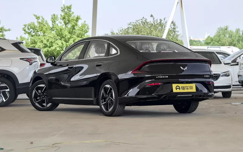 Wuling Starlight EV фото збоку