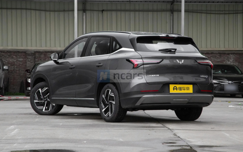 Wuling Starlight S EV фото со стороны