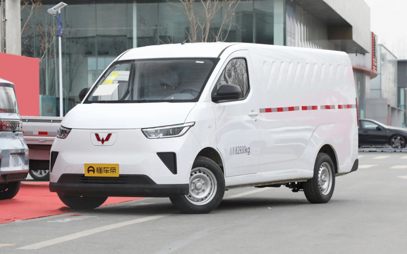 Wuling Yangguang фото спереду