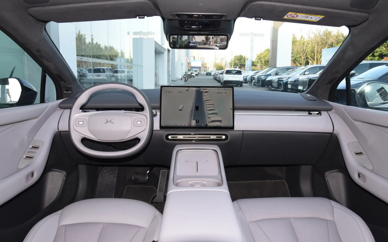 X-Peng P7+ фото салону