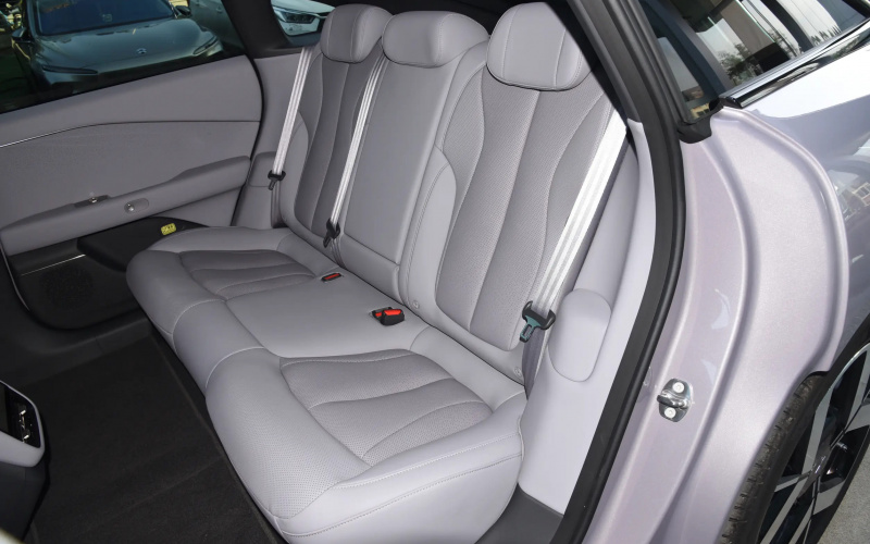 X-Peng P7+ фото задній диван