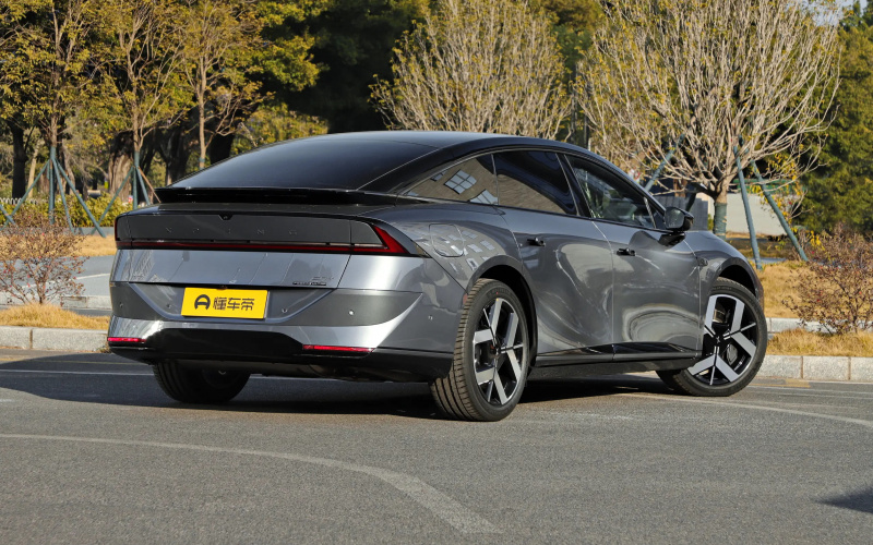 X-Peng P7+ PHEV фото збоку