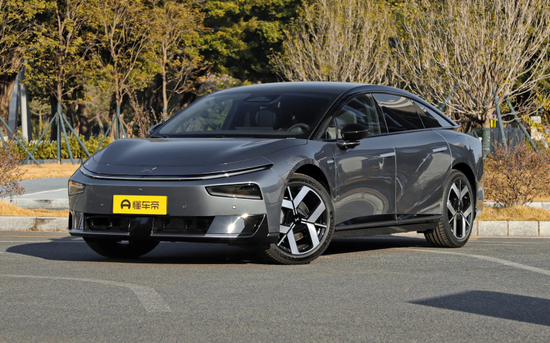 X-Peng P7+ PHEV фото спереду