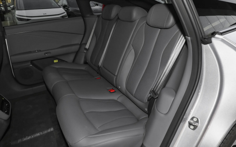 X-Peng P7+ PHEV фото задній диван