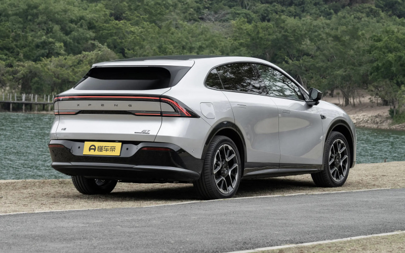 X-Peng G7 PHEV фото збоку