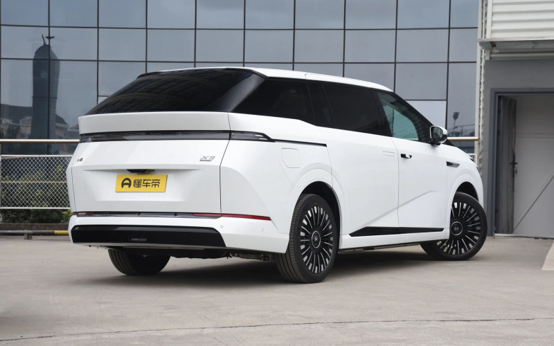 X-Peng X9 PHEV фото збоку