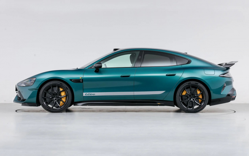 Xiaomi SU7 Ultra фото задній диван