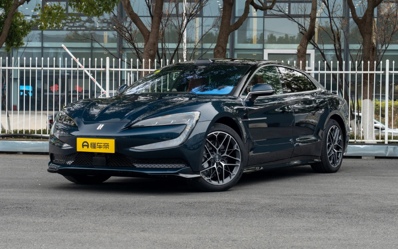 Yangwang U7 2026 фото спереду