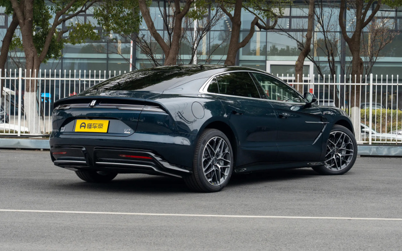 Yangwang U7 2026 фото збоку