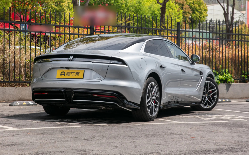 Yangwang U7 PHEV 2026 фото збоку