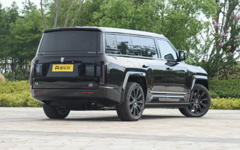 Yangwang U8L PHEV фото со стороны