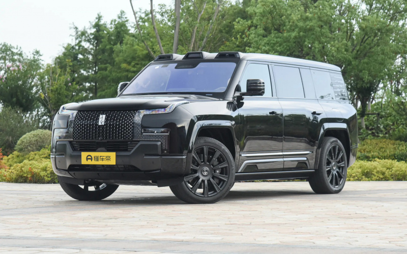 Yangwang U8L PHEV фото спереди